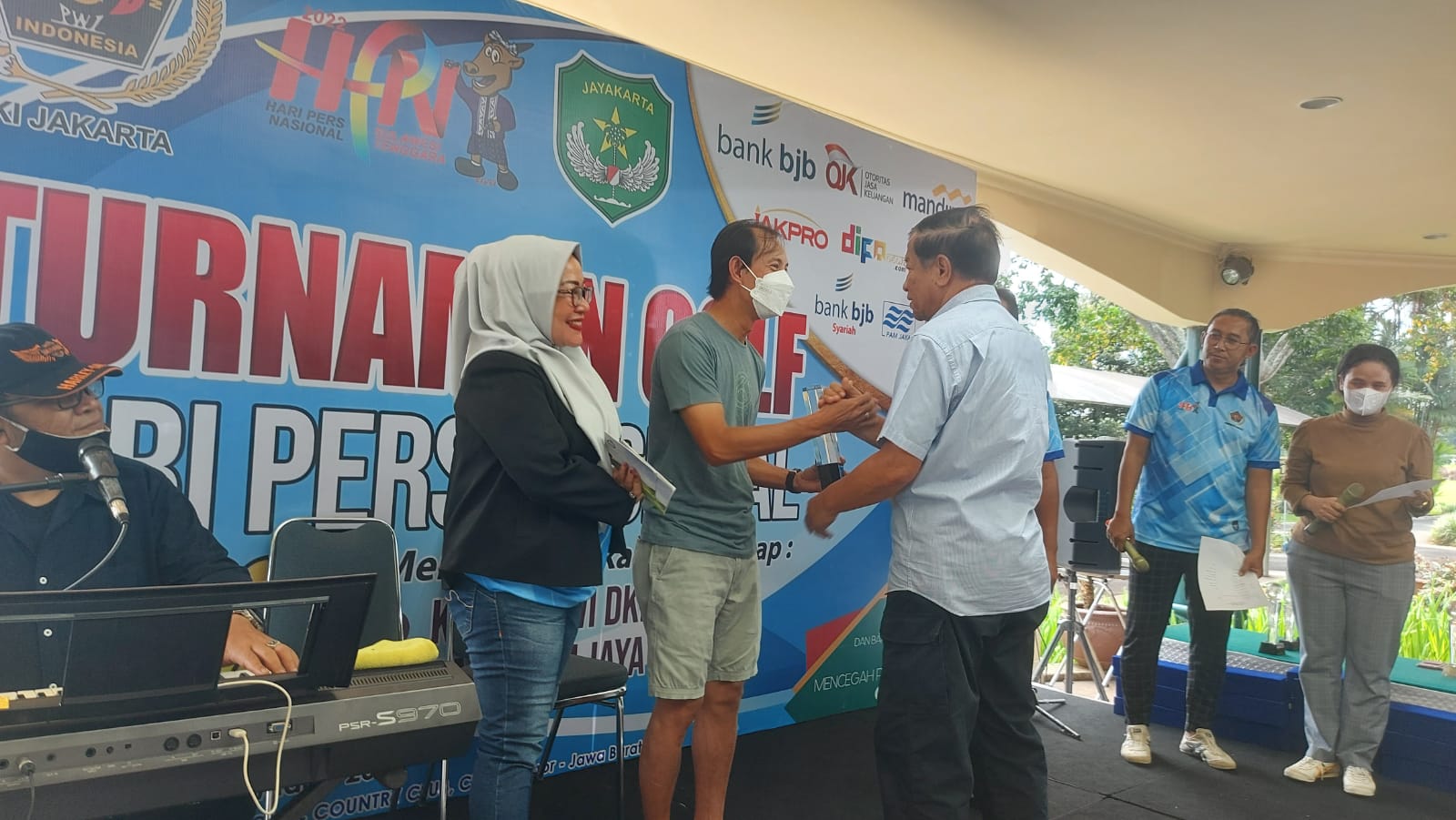 Agum Gumelar Serahkan Piala Turnamen Golf Pangdam dan PWI Jaya