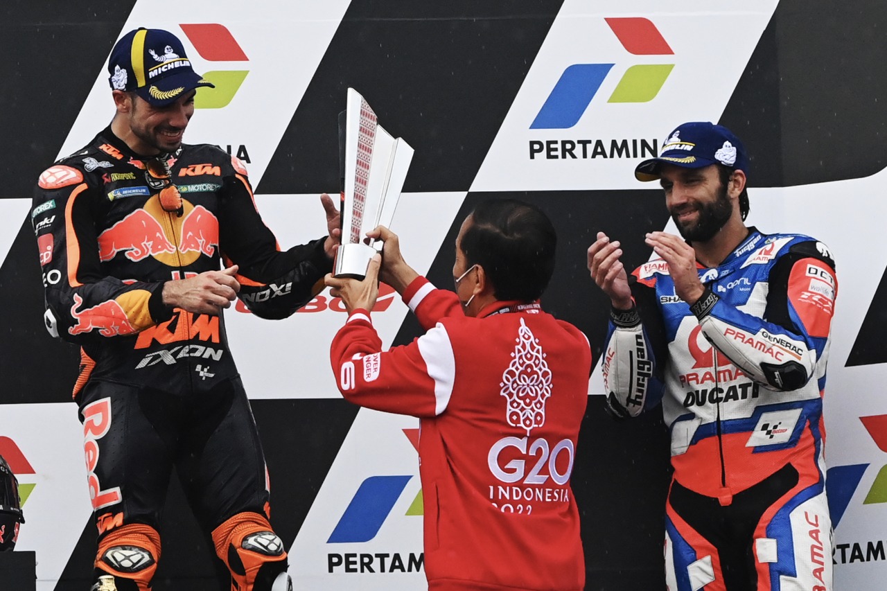 Serahkan Trofi, Presiden Bangga MotoGP Mandalika Sukses