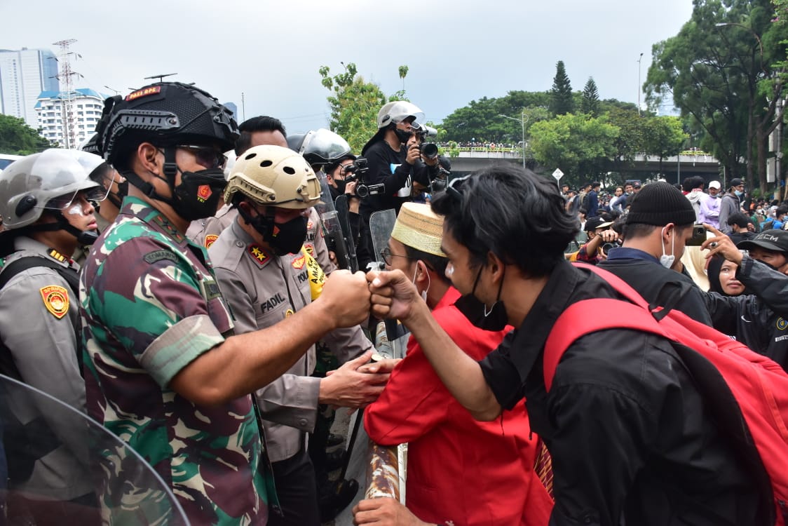 Aksi Unjuk Rasa BEM SI, Pangdam dan Kapolda Pantau di Depan Gedung MPR-DPR