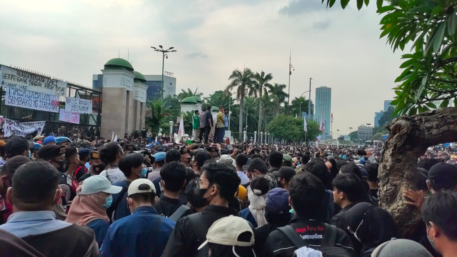 Aksi Unjuk Rasa Mahasiswa di Gedung DPR/MPR