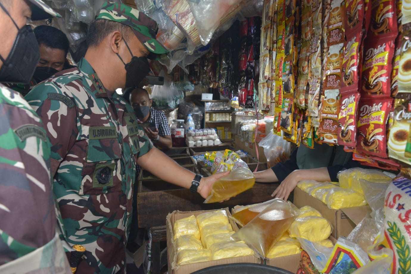 Pastikan Ketersediaan Minyak Goreng dan Harga  Jual, Pangdam Jaya Kunjungi Pasar Tradisional Kramat Jati