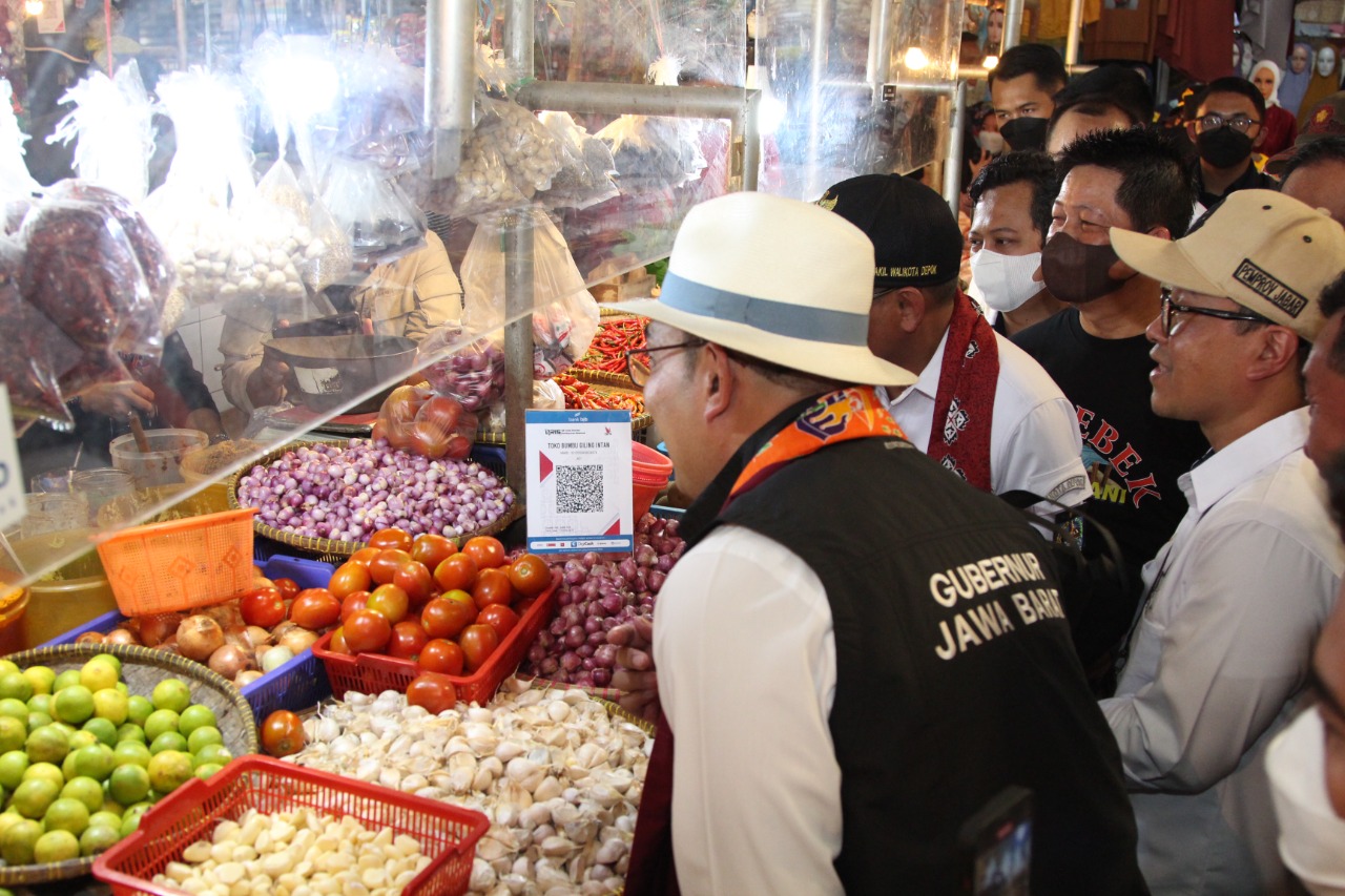 Kunjungi Pasar Sukatani, Gubernur Jabar Ajak  Pengunjung Bertransaksi Gunakan QRIS 