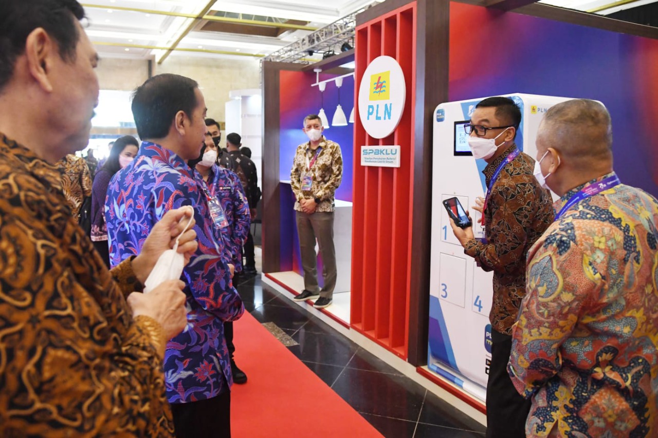 Presiden Jokowi Tinjau Penukaran Baterai Motor Listrik, Dirut: PLN Targetkan Pengoperasian 70 Unit SPBKLU Tahun Ini