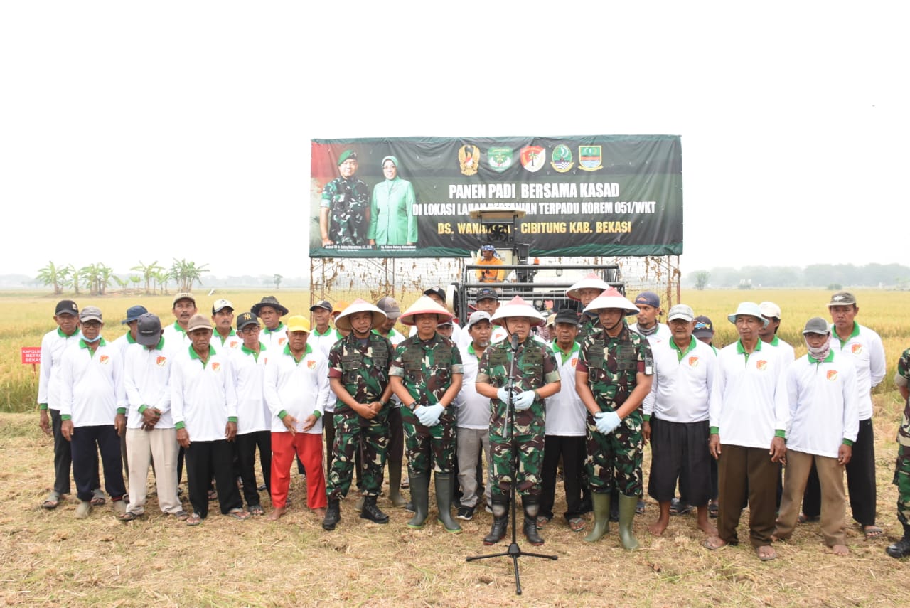 Kasad Panen Raya Bersama Masyarakat Cibitung Bekasi