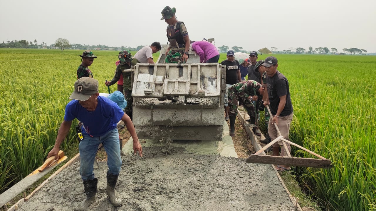 Warga Desa Kertajaya Bersama TNI Tuntaskan Bangunan Fisik di TMMD Ke-115