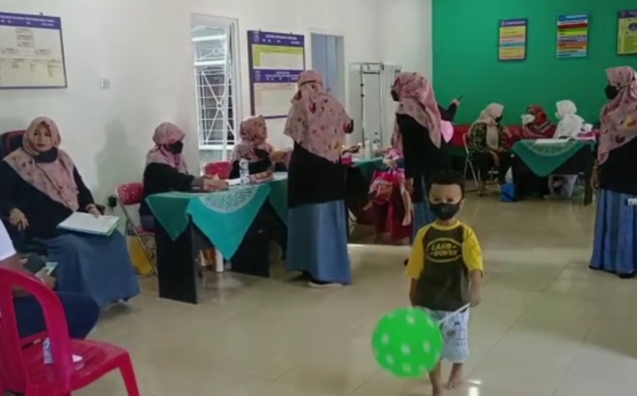 Bulan Imunisasi Anak Nasional di Posyandu RW 011 Kelurahan Grogol Depok