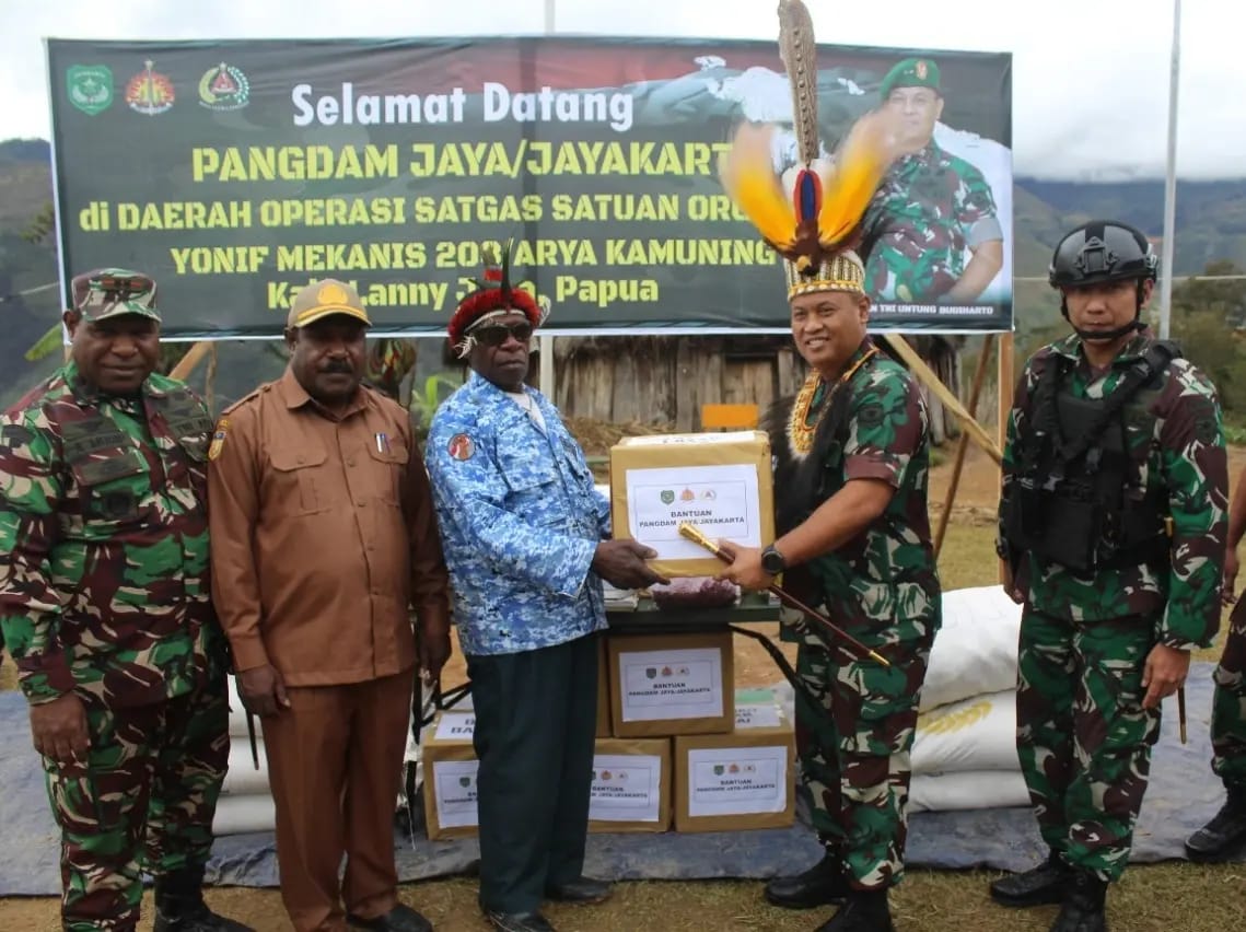 Pangdam Jaya Berikan Sembako di Kab. Lanny Jaya Papua