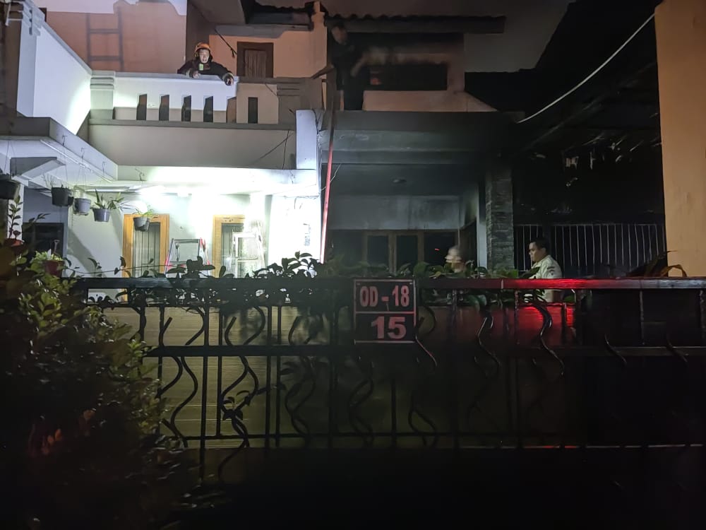 Diduga Korsleting Listrik, 1 Unit Rumah di Perum Bumi Cinere Indah Terbakar