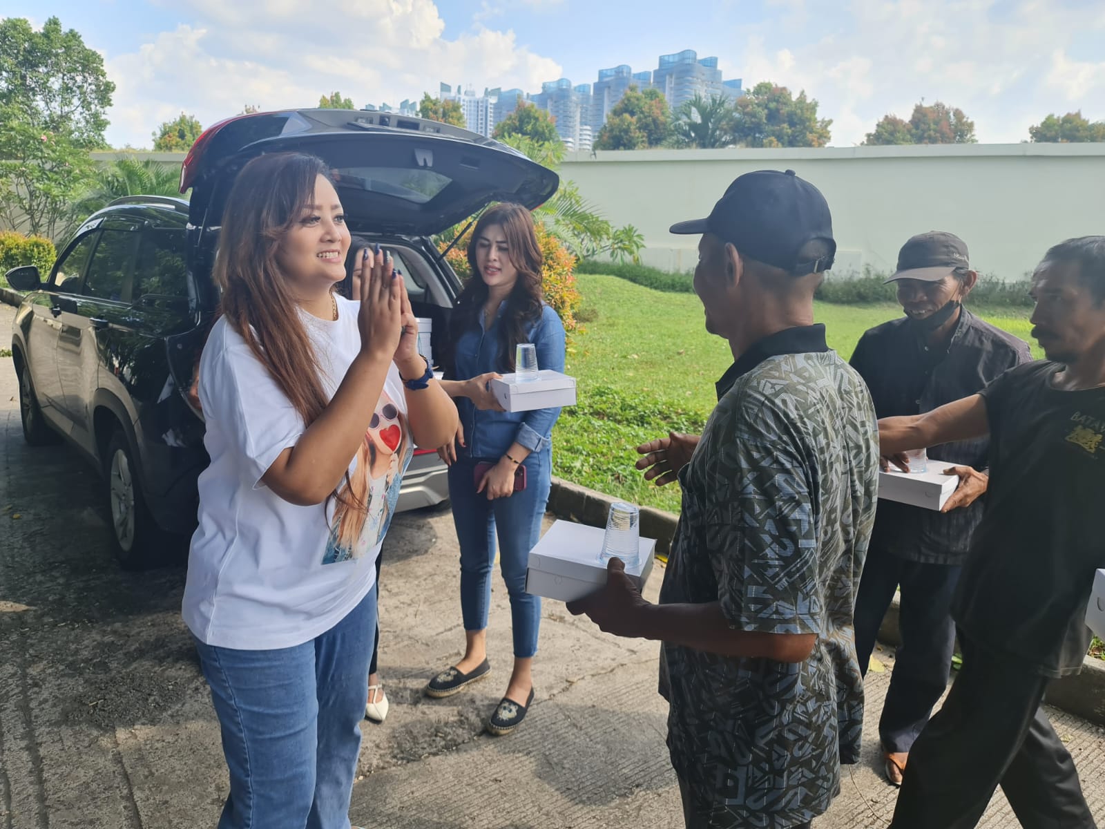 Aksi Sosial Tiga Artis Citra Manajemen Bagikan Makanan ke Warga