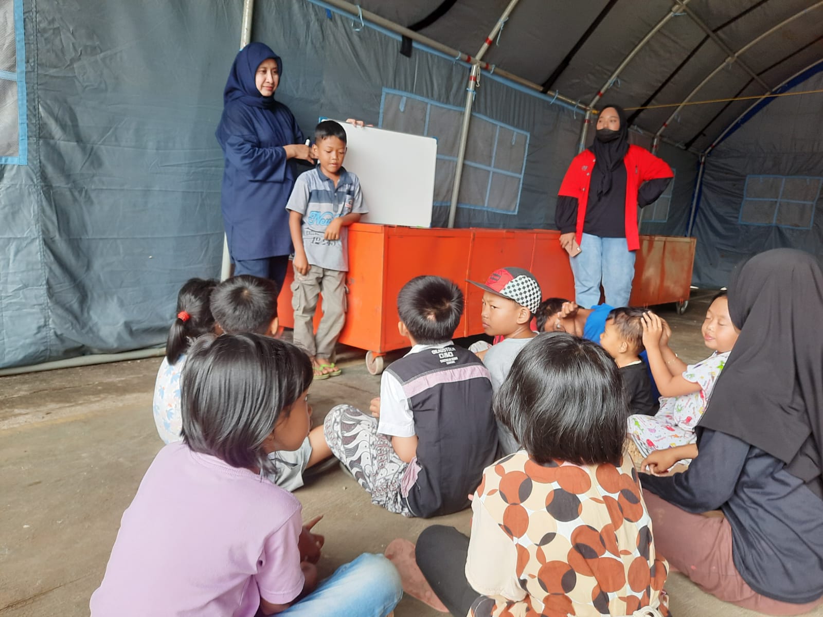 TIM KKM UTA’45 Jakarta Lakukan Pemulihan Korban Gempa Cianjur Melalui Rumah Belajar Ceria Anak