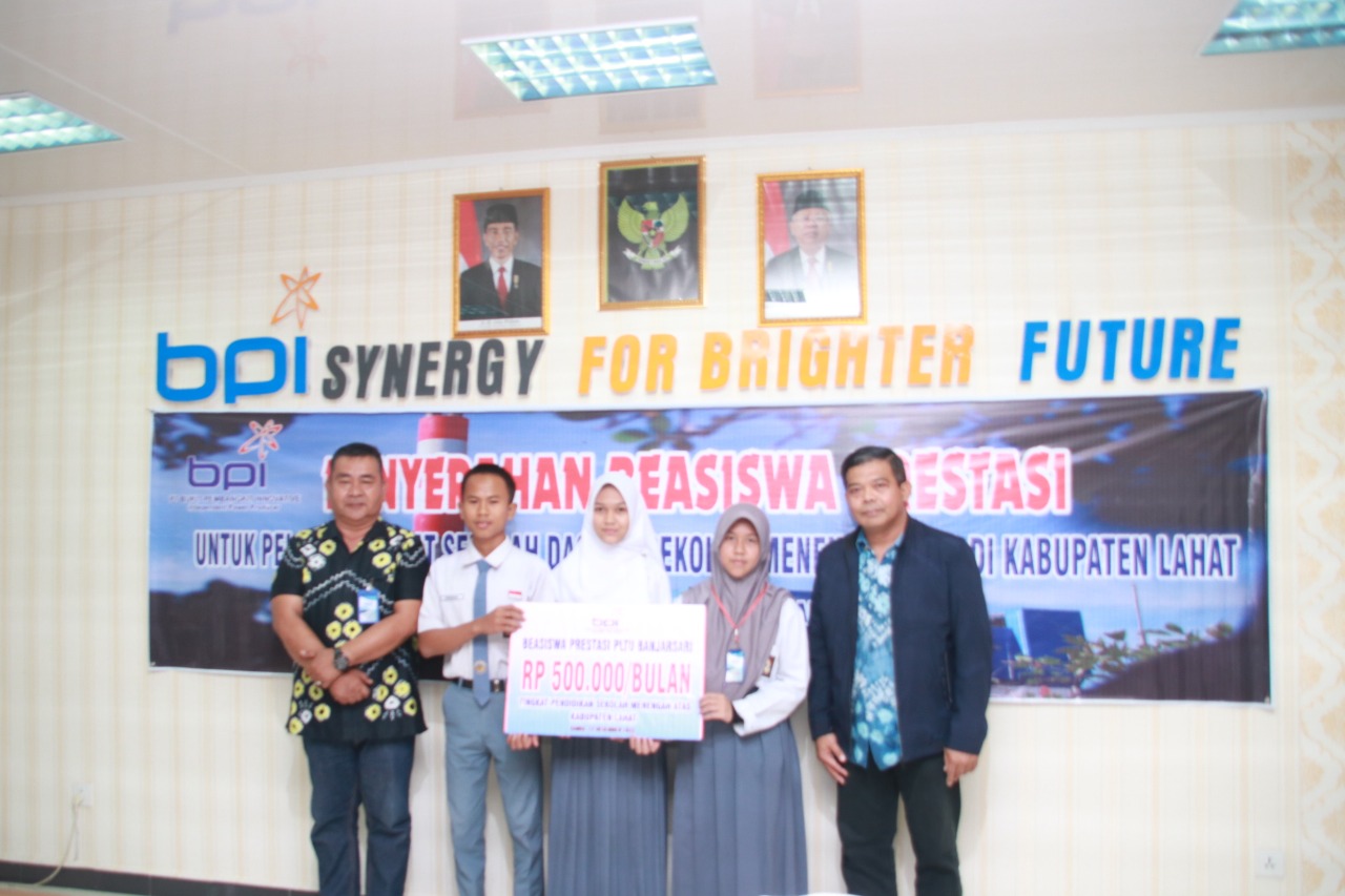 Program CSR Pendidikan PLTU Banjarsari, 12 Siswa Berprestasi Terima Beasiswa