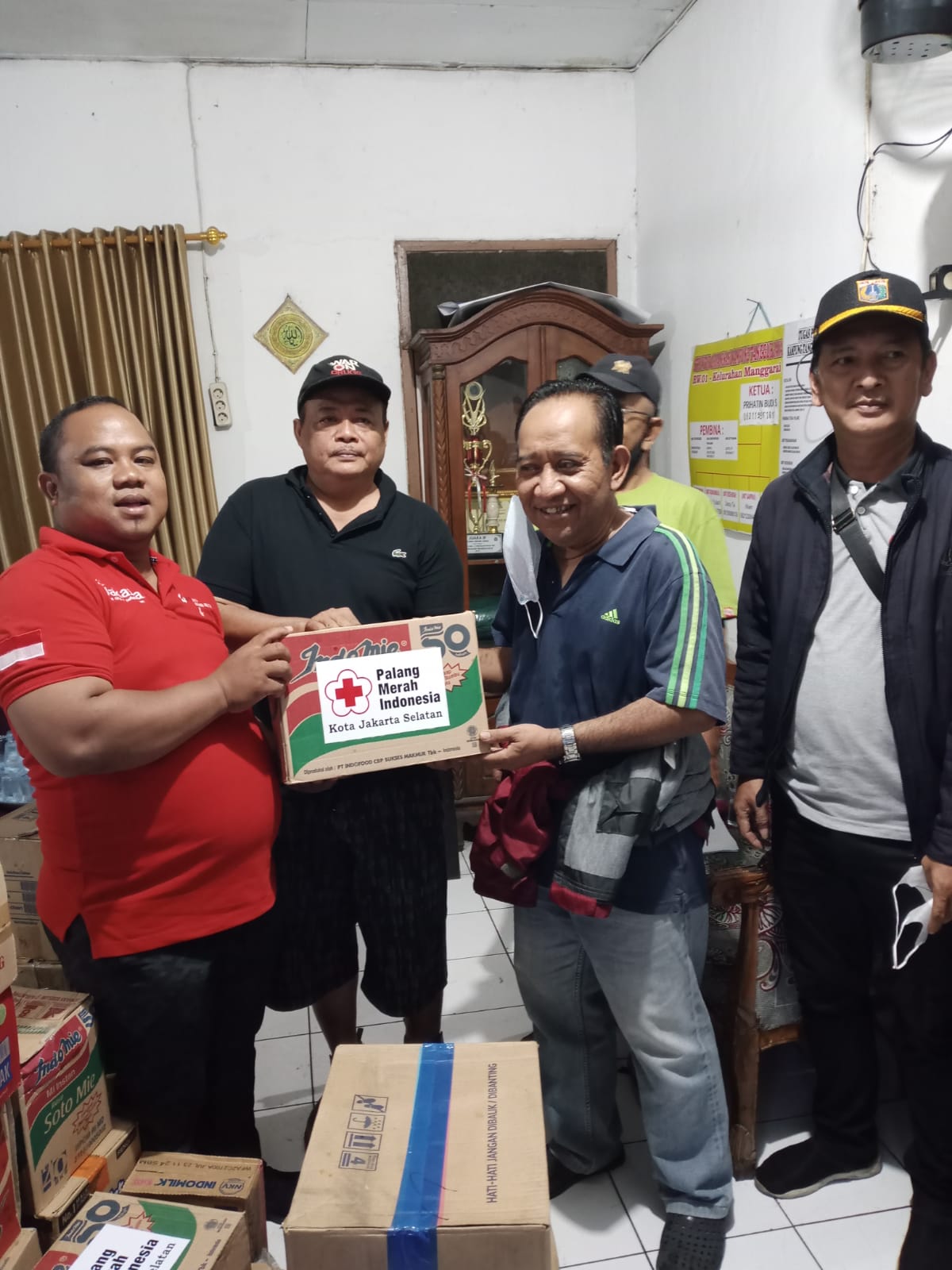 PMI Jakarta Selatan Bantu Korban Kebakaran Manggarai