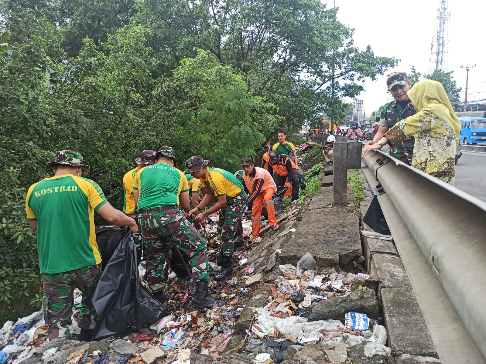Denma Divif 1 Kostrad Cilodong dan DLHK Gelar Jumat Bersih Dalam Rangka HPSN 2023