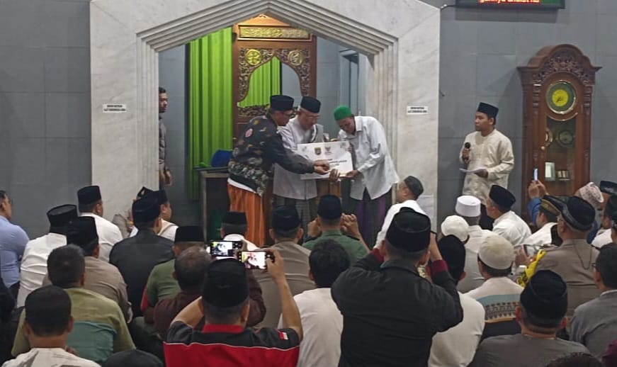 Saat Tarling di Masjid Jami An Nur, Wali Kota Depok Serahkan Bantuan