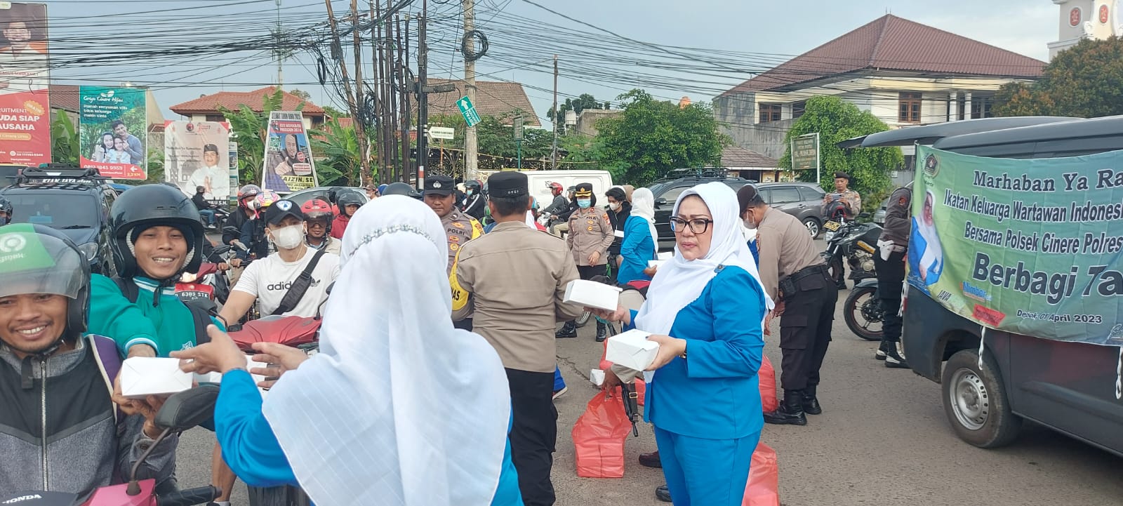 Ramadan Berkah, IKWI DKI Jakarta Bersama Polsek Cinere Berbagi Takjil
