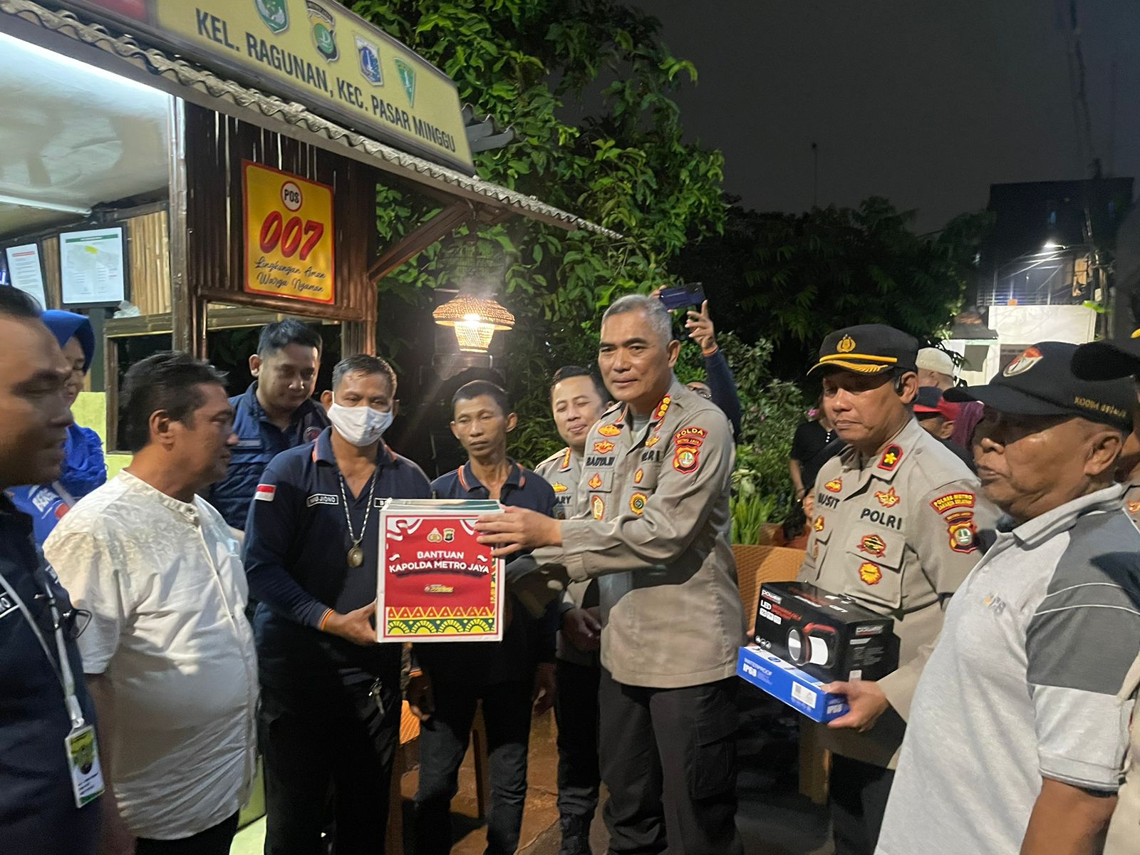 Bansos dari Kapolda Metro Jaya Didistribusikan ke Satpam, Linmas, Hansip dan Petugas Keamanan