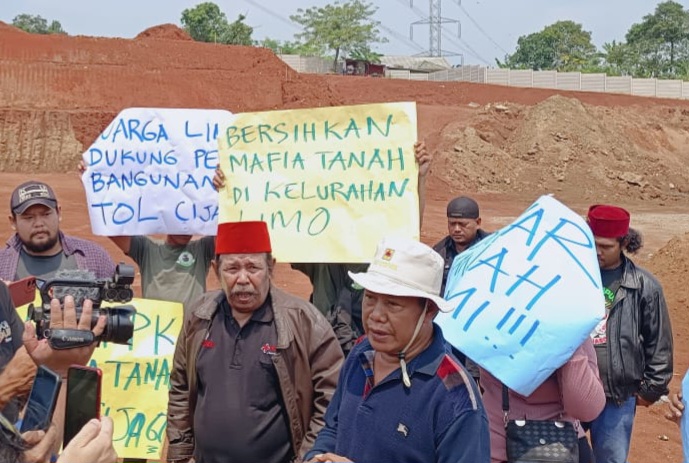 Demo Warga Limo Depok Terkait Penyelesaian Pembayaran Ganti Rugi Tanah