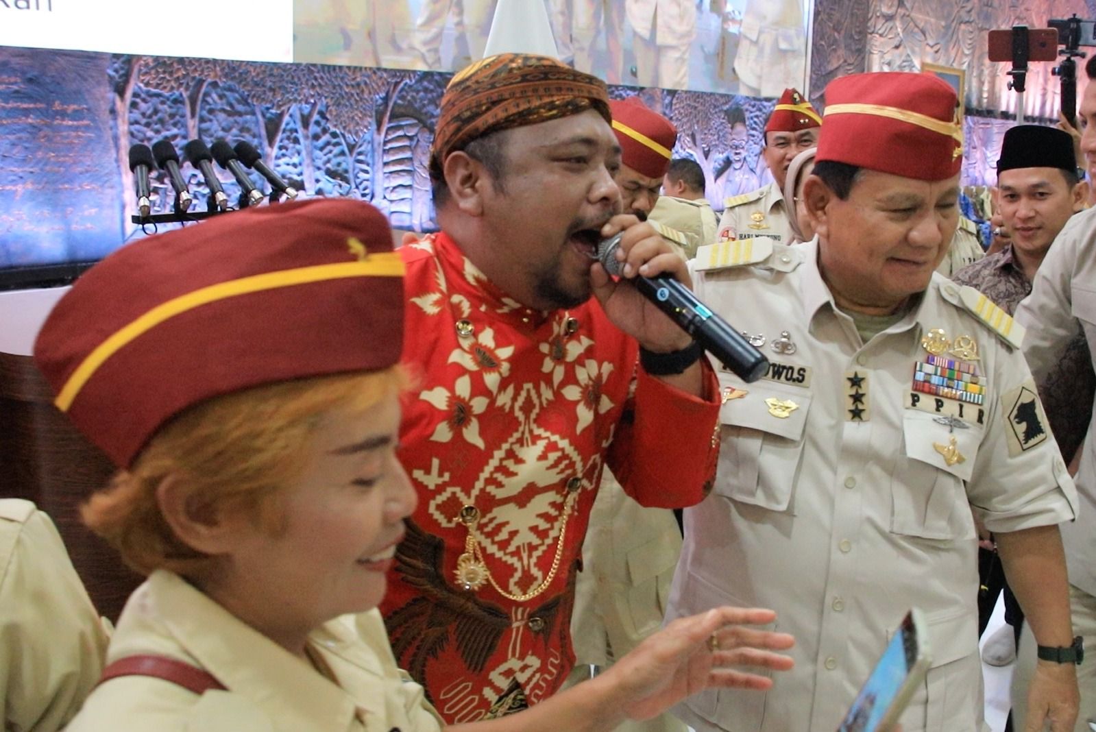 Pencipta ‘Ojo Dibandingke’ Nyanyi untuk Prabowo