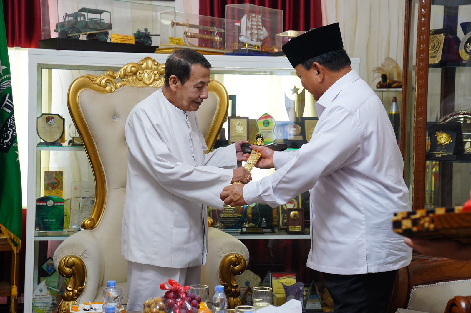 Silaturahmi ke Kediaman Habib Luthfi, Prabowo Ungkap Keinginan Perbaiki Monumen Bersejarah