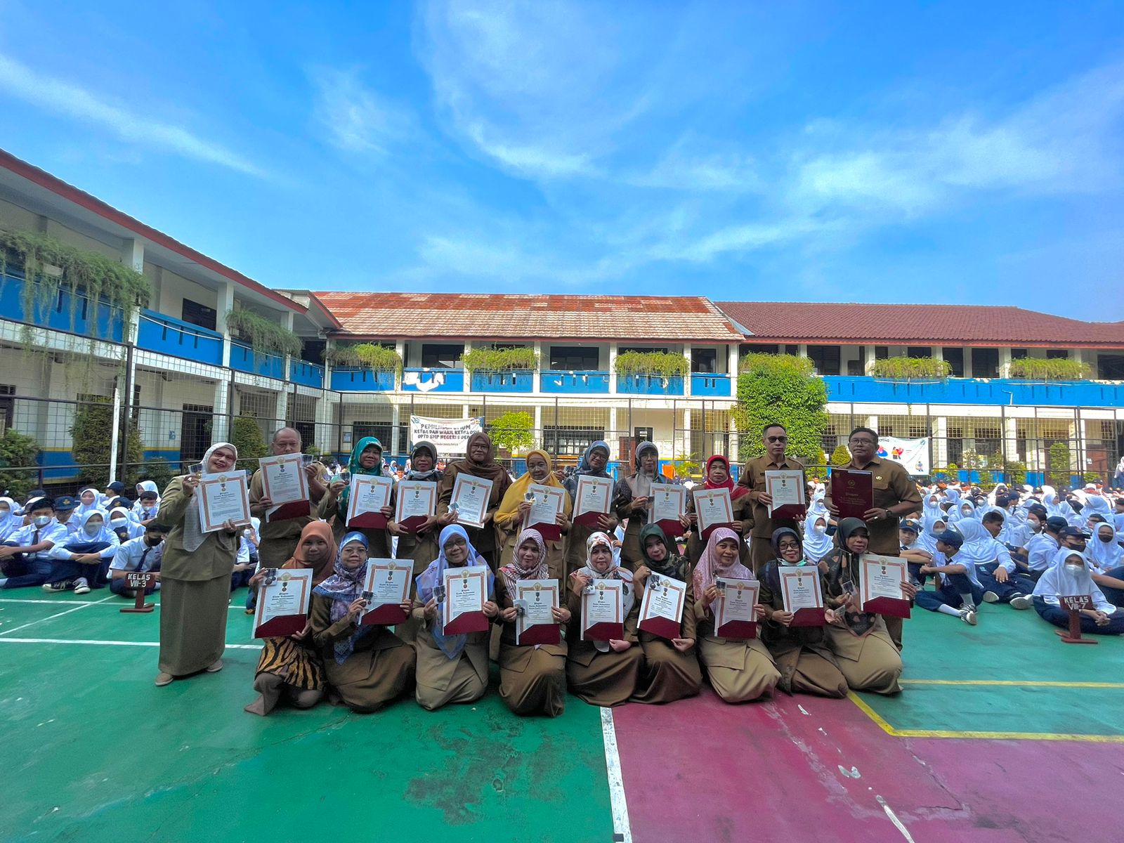 Kepala Sekolah SMPN 5 Depok Dianugerahi Piagam Satyalancana Karya Satya