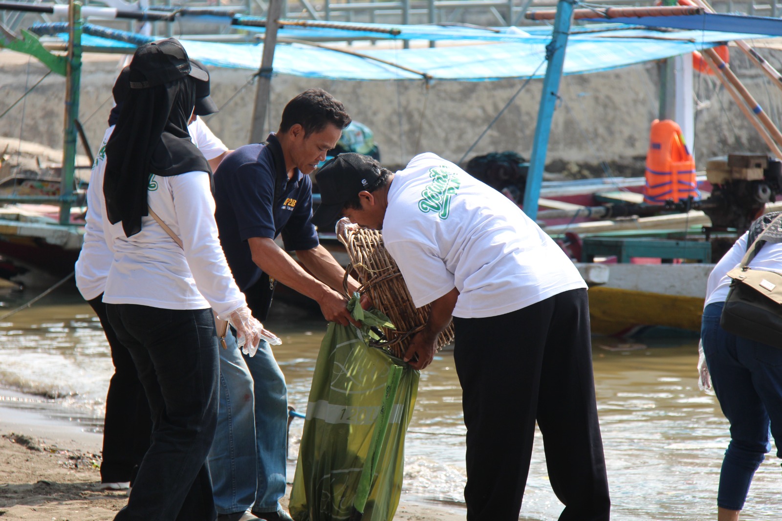Aksi Bersih Pantai Kenjeran, PLN UP2B Jatim Sambut Hari Lingkungan Hidup Sedunia