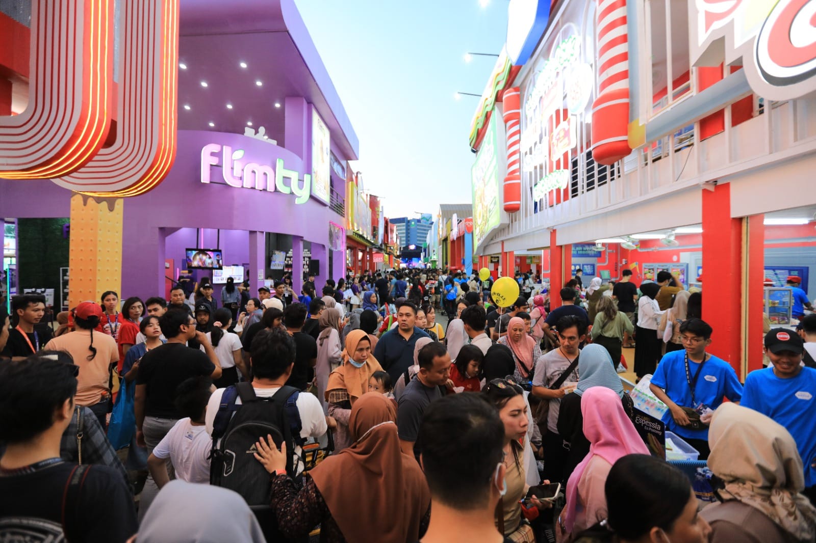 Antusias Pengunjung Nikmati Pekan Terakhir Jakarta Fair