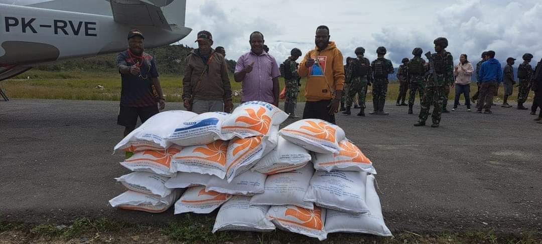 Kapolri Salurkan 264,7 Ton Beras dan 1.500 Sembako ke Warga Papua Terdampak Kekeringan