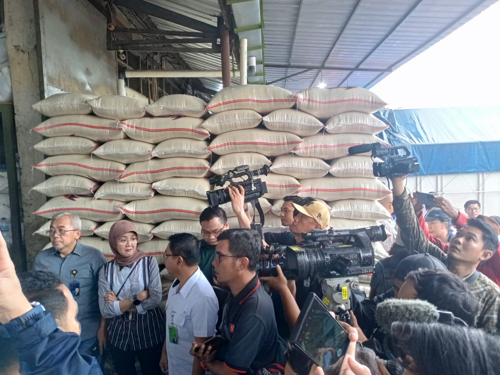 Bapanas didampingi Satgas Pangan Polda Metro Jaya cek stok gudang Beras BULOG di Cipinang.