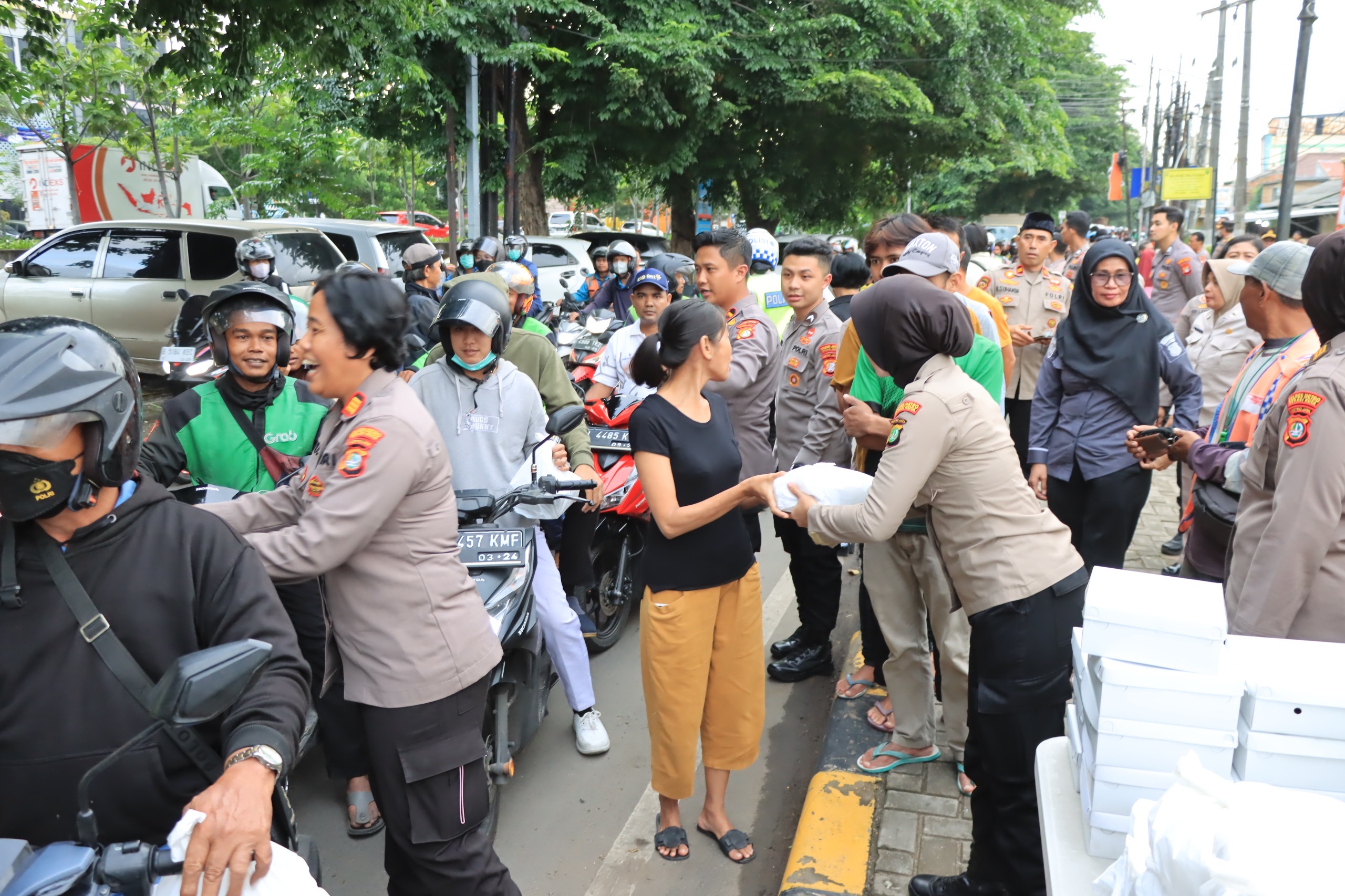 Ratusan Pengendara Sepeda Motor di Hentikan Oleh Polisi Untuk Berbagi Takjil