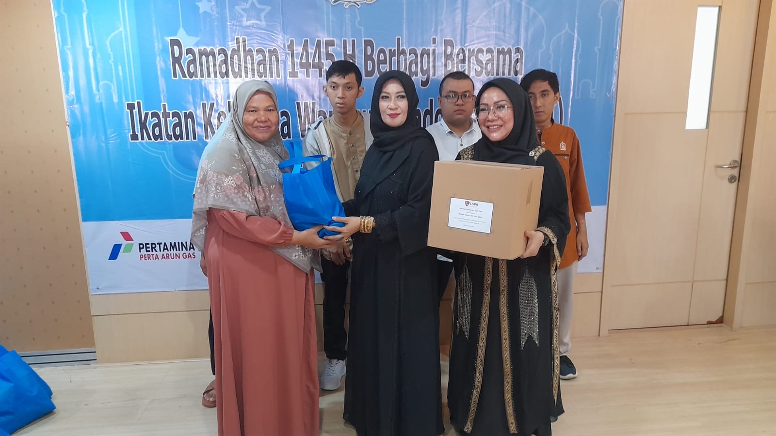 IKWI Pusat Berbagi Bersama di Bulan Ramadhan, 300 Paket Sembako dan Alat Sholat Diserahkan ke ABK dan Anak Yatim