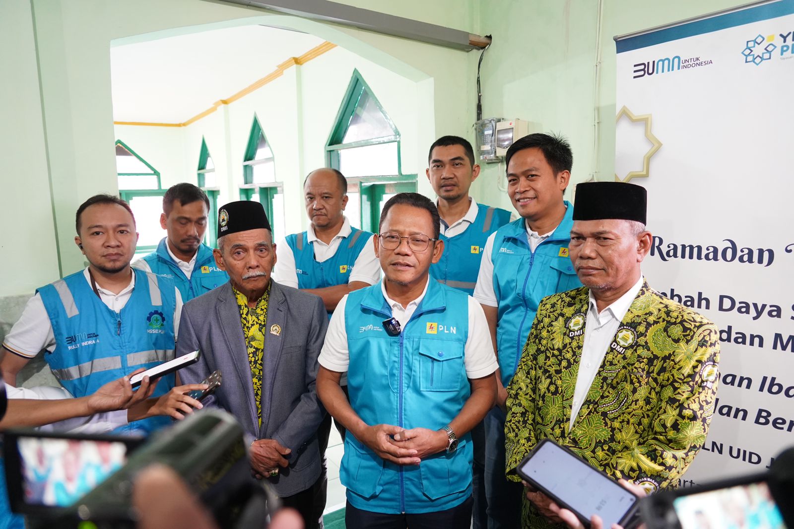 General Manager PLN UID Jakarta Raya, Lasiran (tengah) bersama dengan Ketua DMI Provinsi DKI Jakarta, Drs. KH. Makmun Al Ayubi (paling kanan) berkolaborasi untuk menyukseskan program Ramadan Terang.
