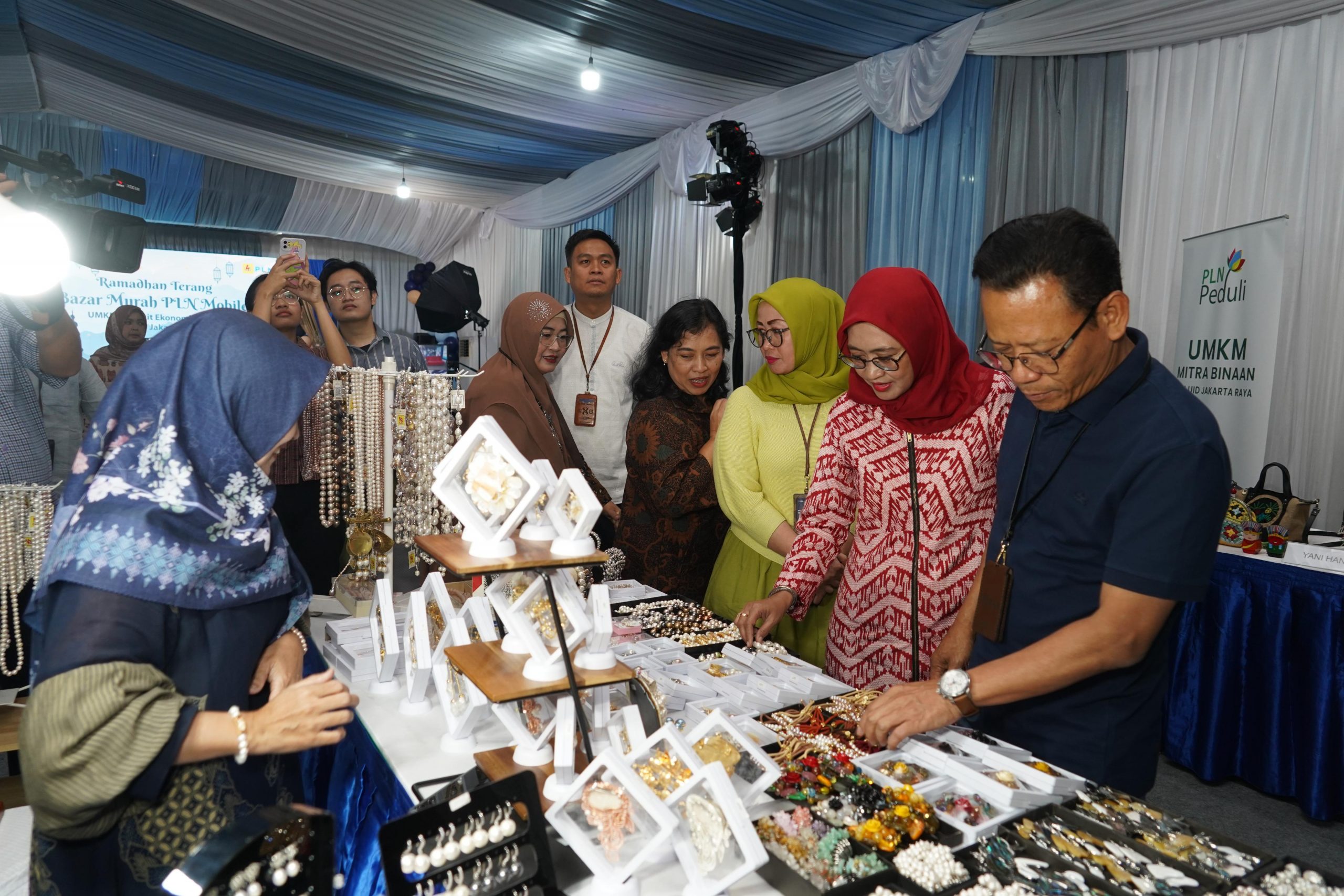Berkah Ramadan Terang, PLN UID Jakarta Raya Salurkan 2250 Paket Sembako Melalui Bazar Murah
