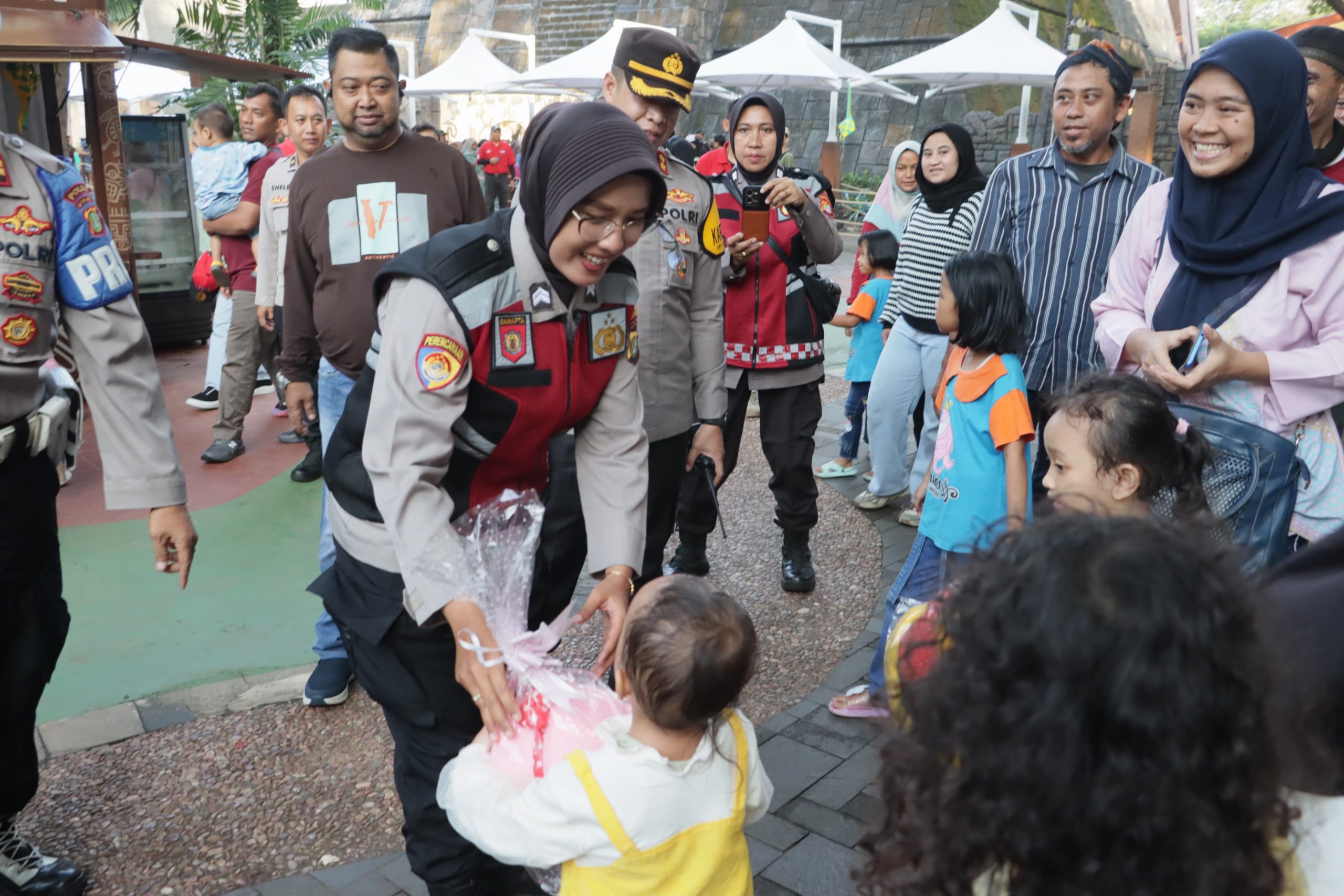 Kapolres dan Polwan Jakut Bagi Boneka ke Pengunjung Anak-anak di Ancol