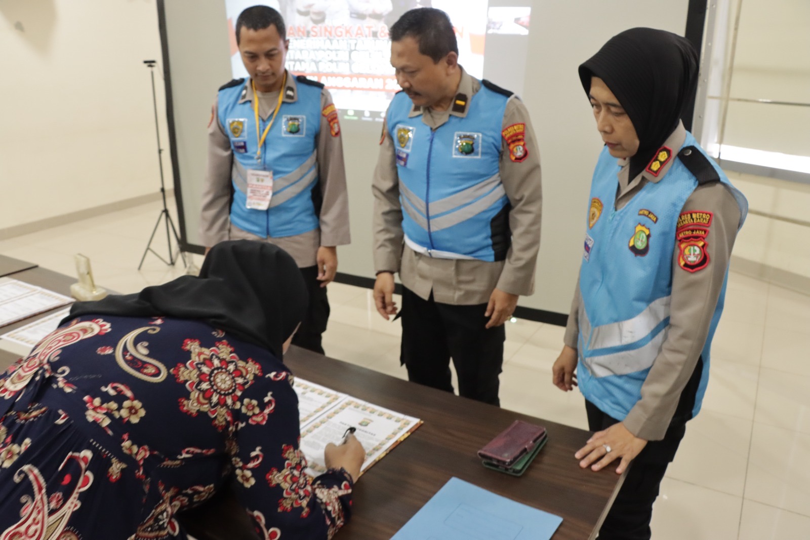 Polres Metro Jakbar Gelar Penandatanganan Pakta Integritas dan Pengambilan Sumpah Calon Anggota Polri T.A. 2024