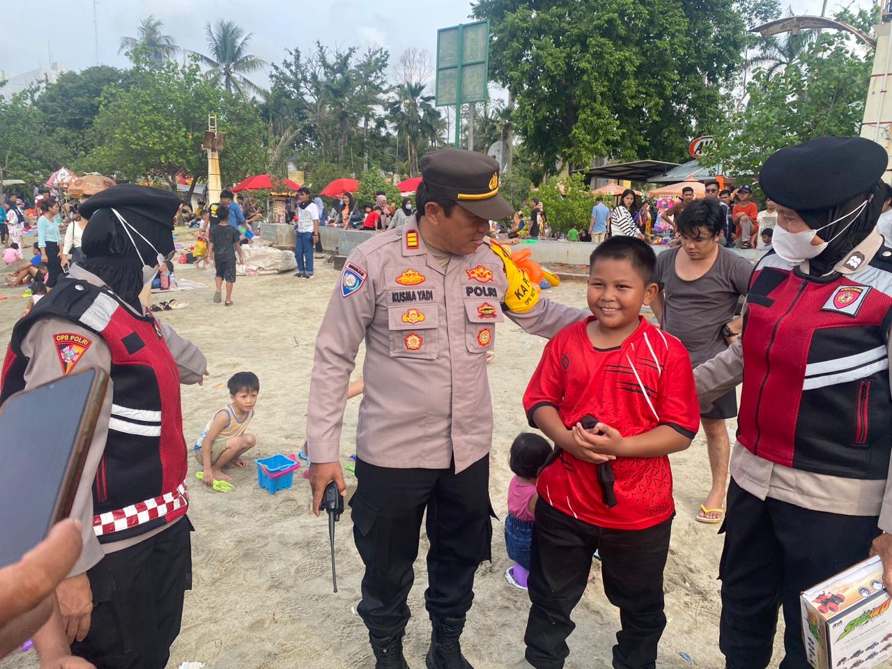 Setelah Boneka, Kini Polisi Bagi Mobil Mainan ke Pengunjung Anak Laki-laki di Ancol