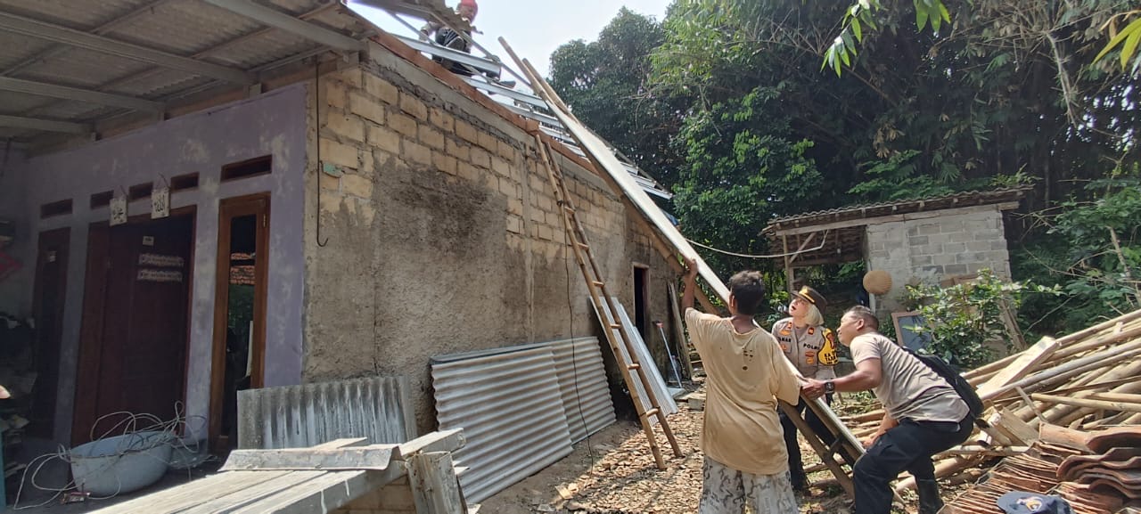 Kapolsek Tajur halang Membantu Memperbaiki Rumah Warga Yang Rusak Akibat Angin Kencang