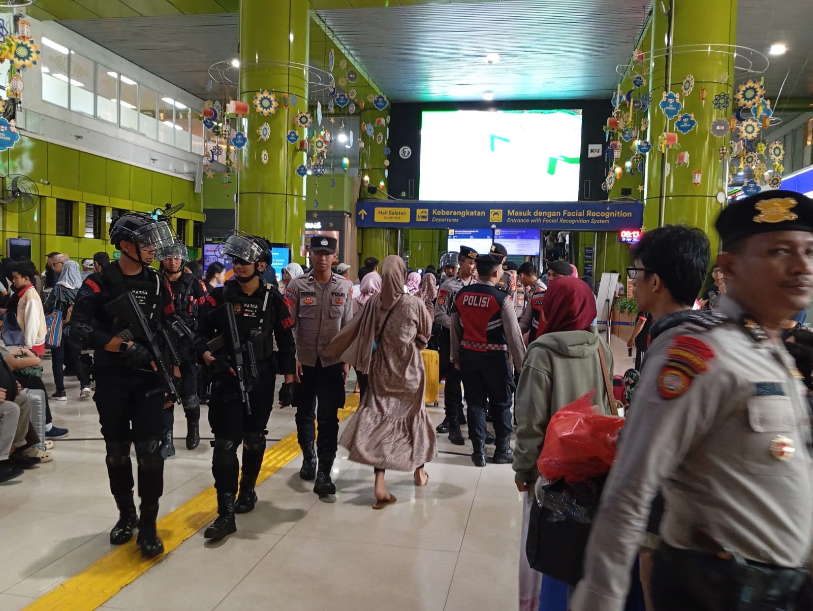 96 Personil Gabungan Amankan Arus Balik Lebaran di Stasiun Gambir dan Pasar Senin