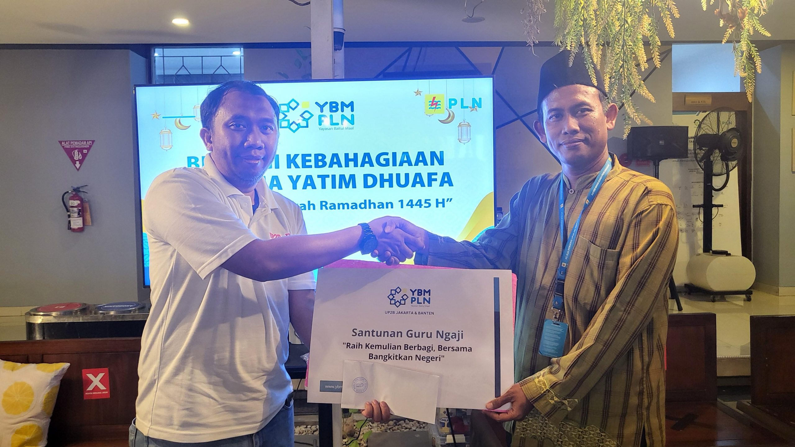Jelang Idul Fitri, YBM UP2B DKI Jakarta Bagikan Paket Sembako pada Kaum Dhuafa