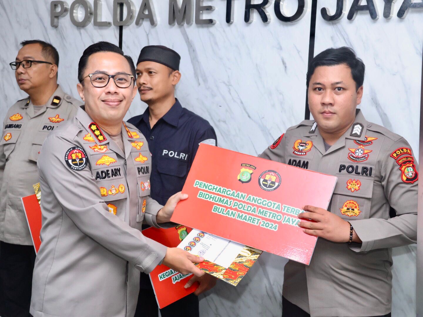 Kabid Humas Polda Metro Jaya Beri Penghargaan Kasi Humas dan Personel Berprestasi