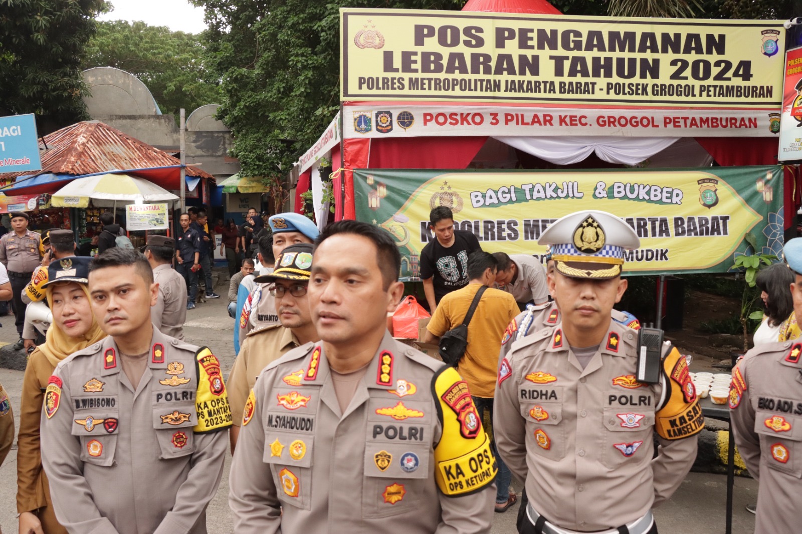 Operasi Ketupat Jaya 2024 Polrestro Jakbar Bersama 3 Pilar Berbagi Takjil Kepada Pemudik