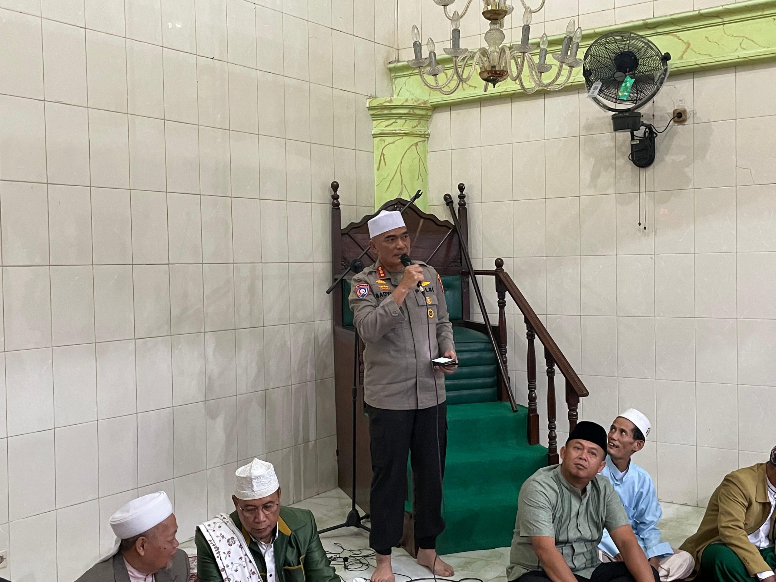 Dirbinmas Polda Metro Jaya Sholat Subuh Keliling Serahkan Al Quran dan Sembako di Jatinegara