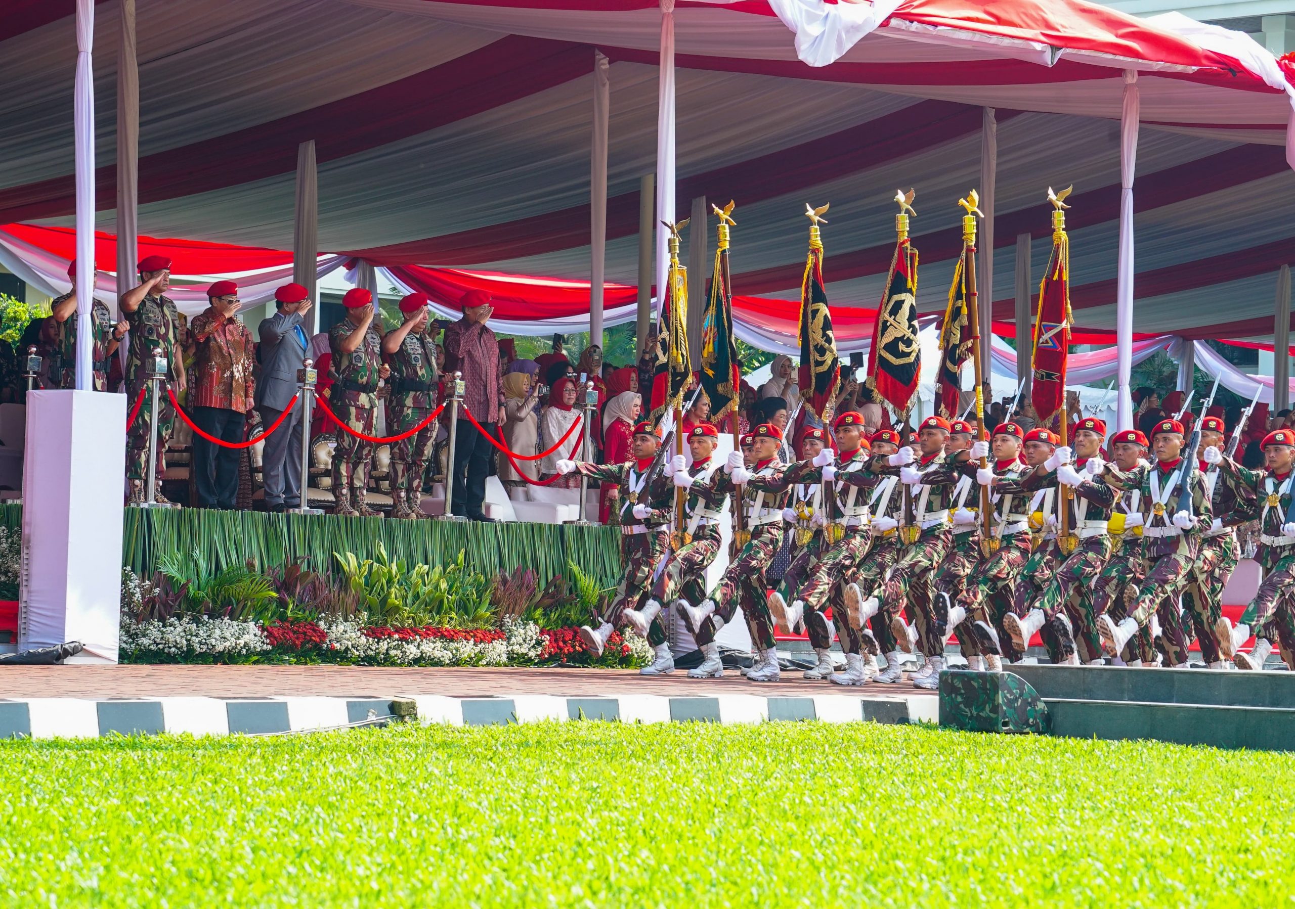 Sinergitas TNI-Polri, Dankorbrimob Hadiri Upacara Parade HUT Ke-72 Kopassus
