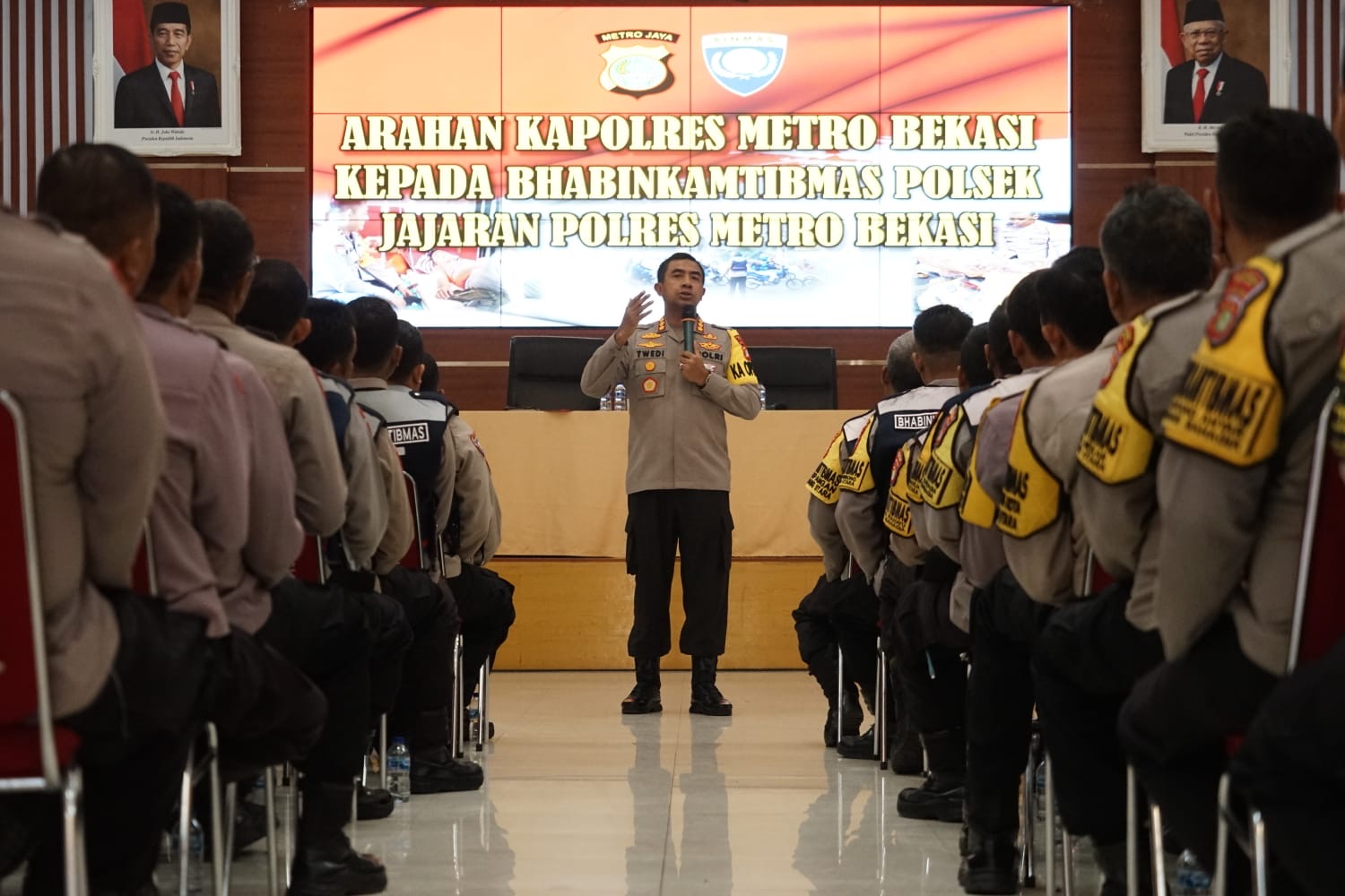 Apresiasi Bhabinkamtibmas, Kapolres Metro Bekasi Berikan Seragam Dan Rompi Baru