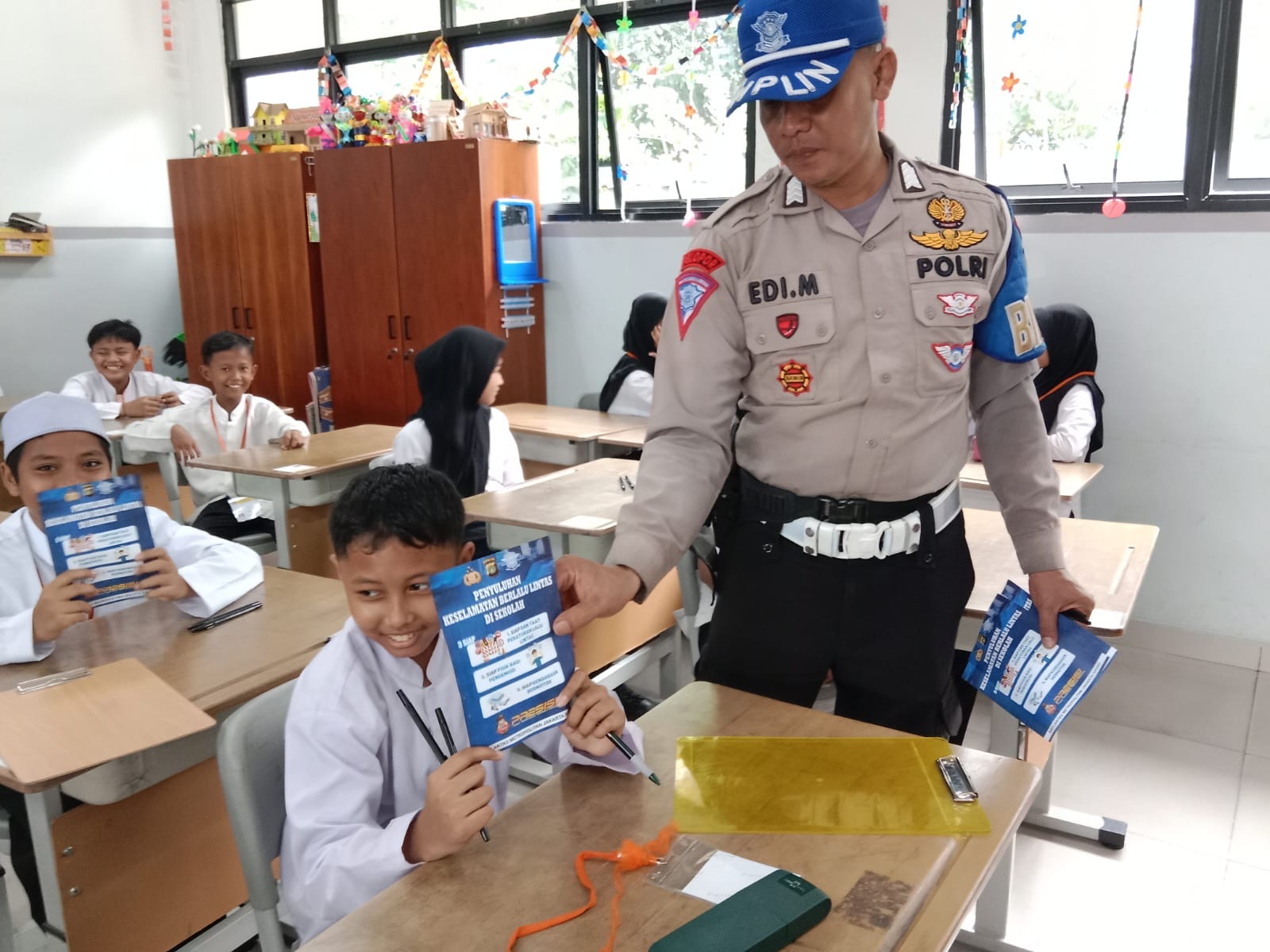 Polisi Goes To School di SDN Duri Kepa 07 Jakarta Barat : Sosialisasi Akan Pentingnya Tertib Berlalu Lintas