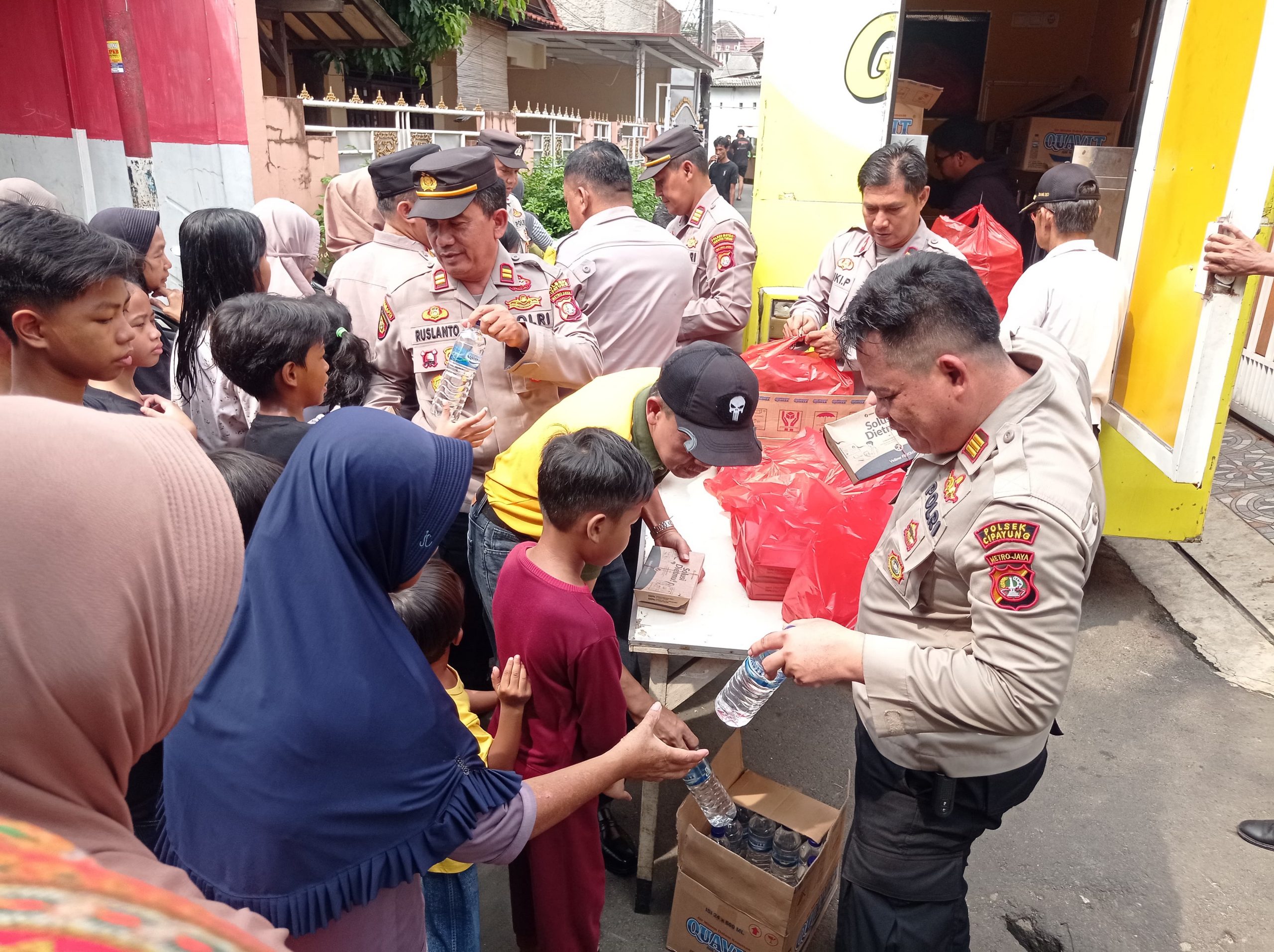 Bentuk Kepedulian Sesama, Polrestro Jaktim Bagikan 300 Paket Nasi Box Kepada Warga Yang membutuhkan