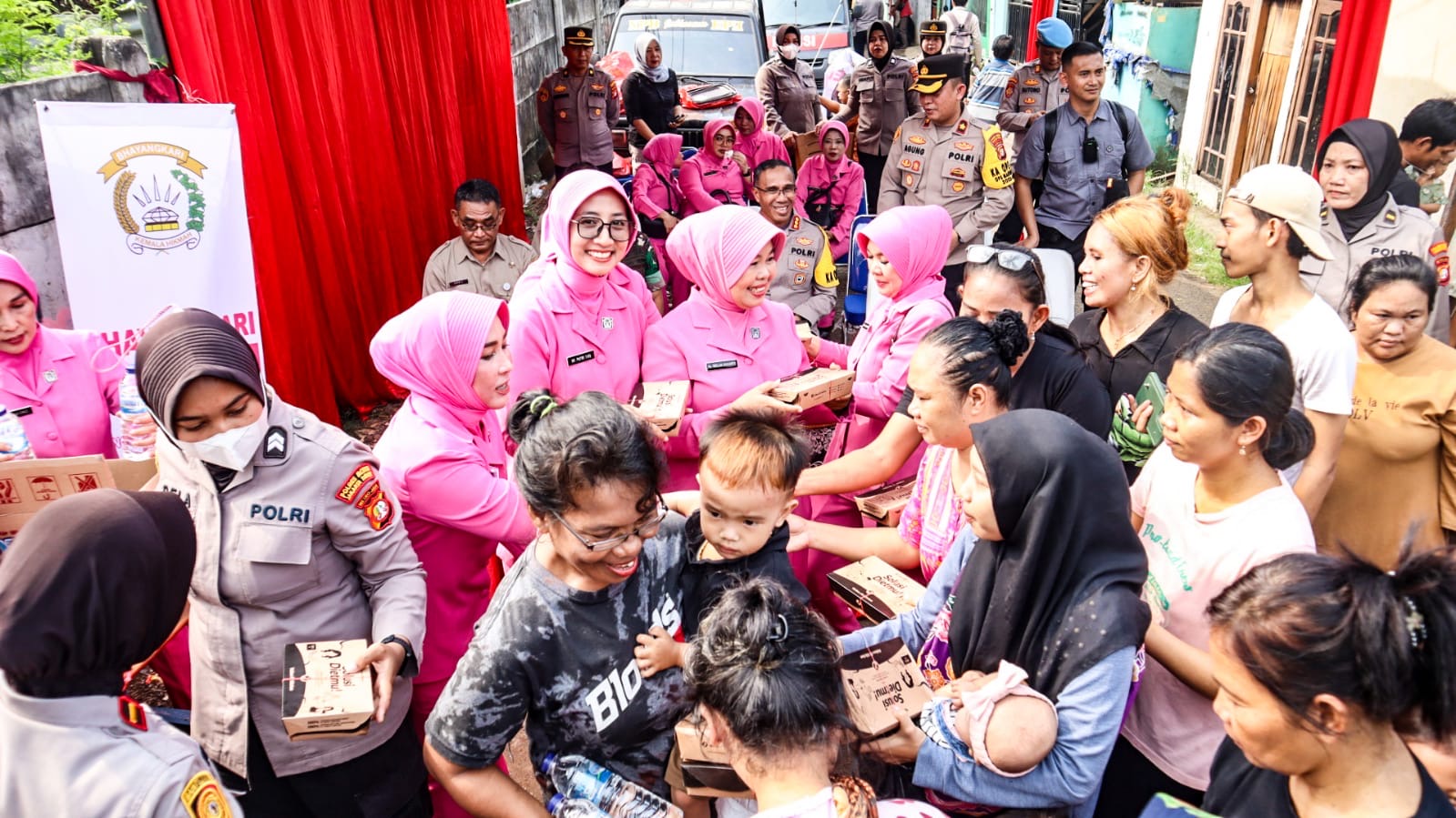 Kapolres Metro Jakarta Timur, Bhayangkari Dan Polwan Bagikan Nasi Gratis Kepada Warga Slum Area