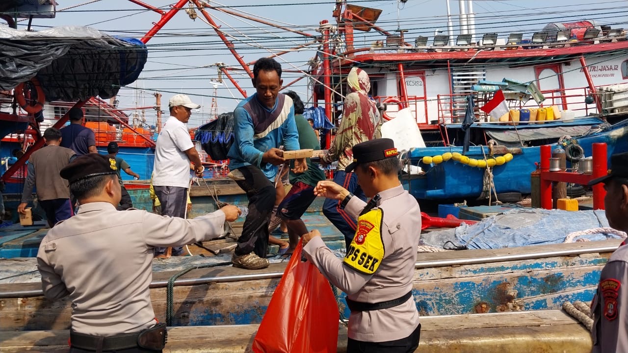 Jum’at Barokah Polsek Kawasan Muara Baru Berbagi Makanan Siap Santap di Pelabuhan Muara Baru