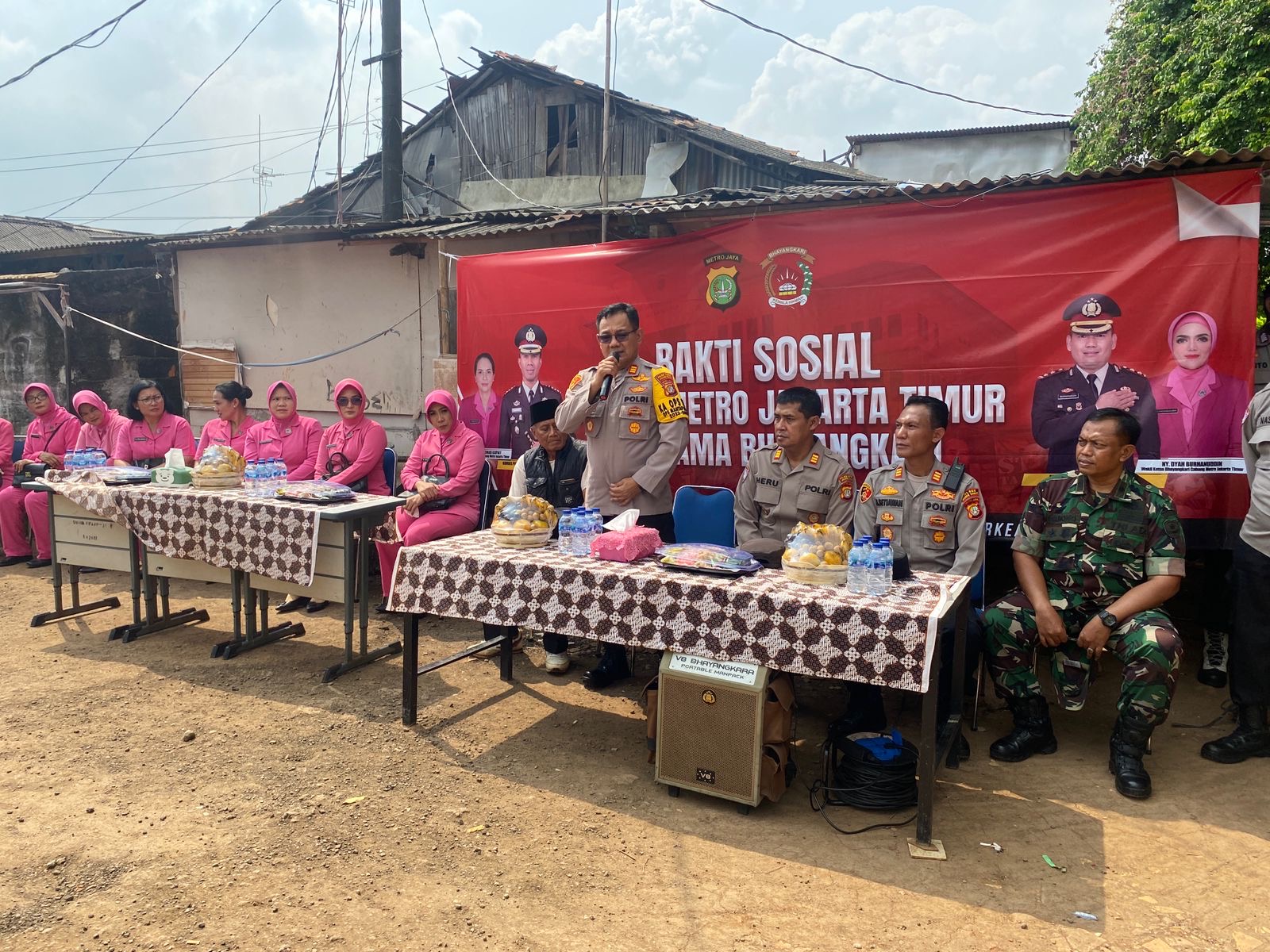 Bakti sosial Polres Metro Jakarta Timur Bersama Bhayangkari di Wilayah Slum Area