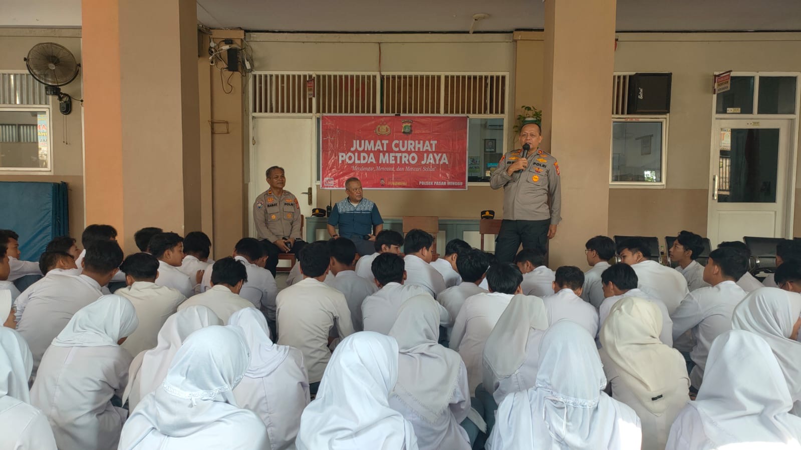 Kapolsek Pasar Minggu Ajak Siswa-Siswi SMA Kemala Bhayangkari 1 Untuk Waspada Terhadap Kejahatan Dan Tawuran