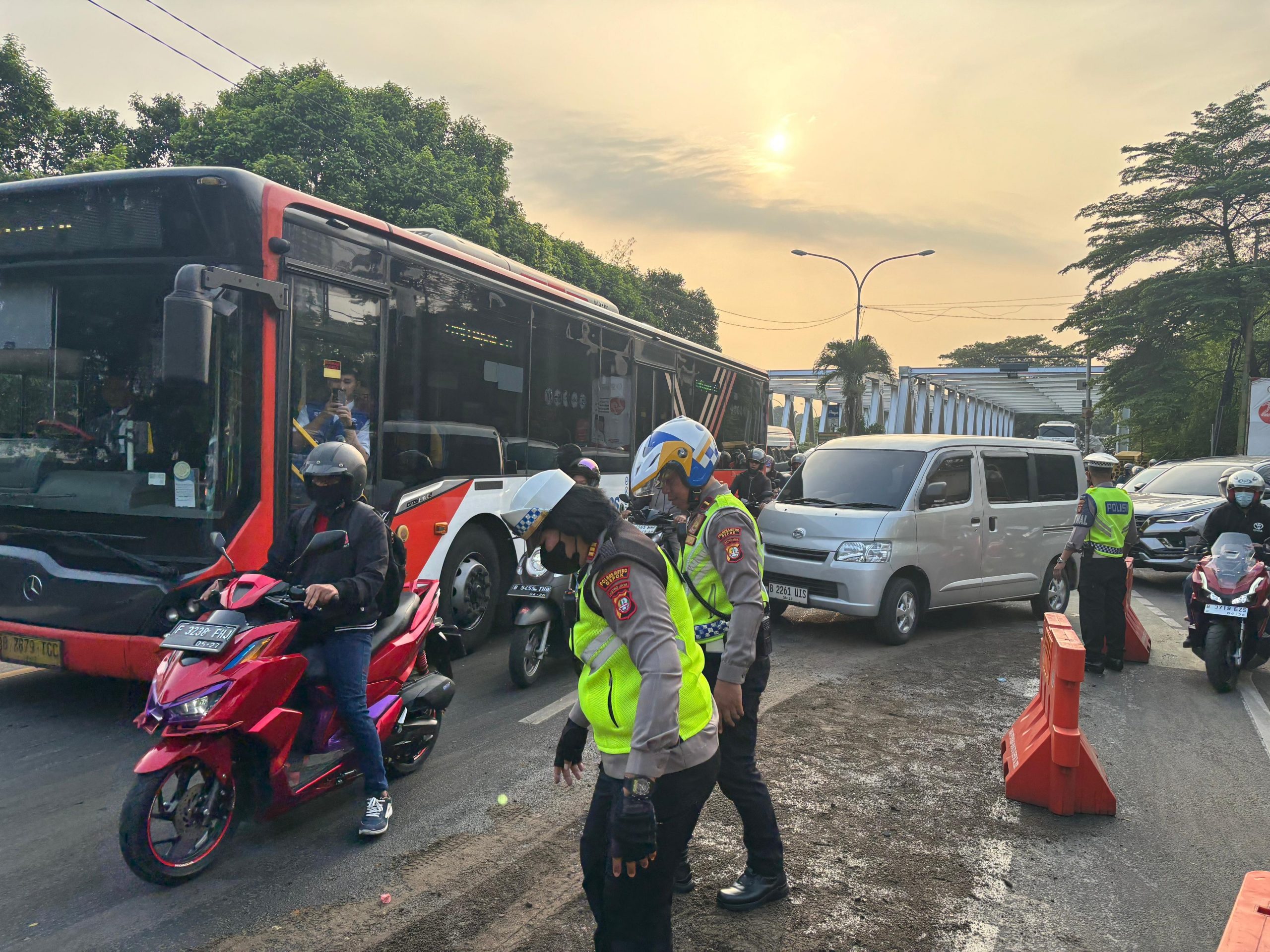 Sigap !! Personel Sat Lantas Polrestro Depok Bersihkan Tumpahan Oli Yang Bahayakan Pengguna Jalan